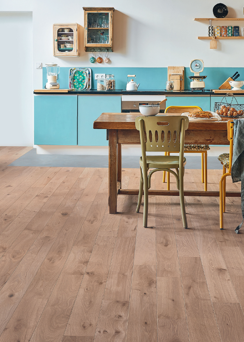 With its wide, 139-mm planks, this oak floor was designed for people who like to think big. Its “Café Crème” finish is a great alternative to natural flooring, helping to create a warm and spacious atmosphere in your kitchen or meeting room.