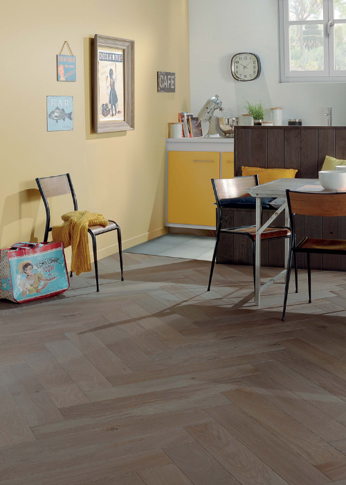 Flanelle promises a lot, and it delivers. It softens the passage of time with a beautiful greyish-brown tint, and is particularly effective in simple, graphic interiors. The kitchen is often the room that everyone gravitates towards, and this one is the perfect place to share recipes and stories with family and friends.