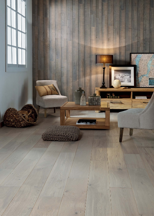 The grey oil finish is modern and will elegantly complement any interior. This oil finish enhances the natural beauty of the wood in a very trendy style. Grey knots contribute to give a subtle aspect to this character grade.