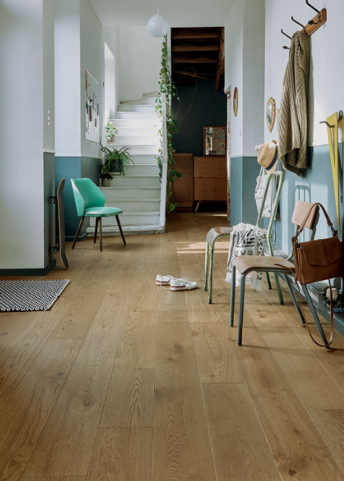 Ring the changes by combining various colours and widths on your floor and ceiling. Here, the flooring has been beautifully combined with Bois Mural 141 Chêne Tourbe and a strip of Automne, using new technology to deliver a traditional, elegant style. The calming neutral tones and natural materials create a soft, cocoon-like effect.