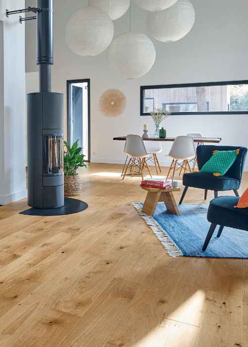 The “Miel” finish enhances the distinctive grain of the oak wood in this floating wood flooring, which is set to become a new classic. The natural golden hue of the wood glimmers in the light, while the extra-wide 184-mm planks create contrast, making it an irresistible choice.