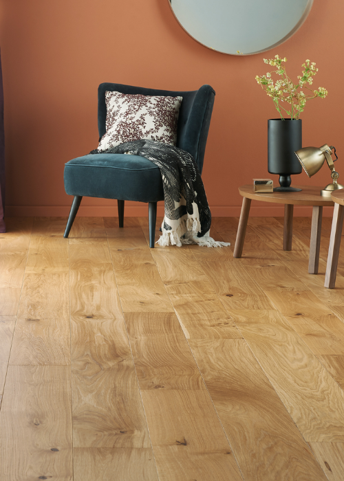 The veins, knots and other imperfections of this expressive wood flooring combine the traditional appearance of oak with wide strips for a contemporary look. Here, the floor’s natural tone is brightened by a splash of apple green. The result is an even more natural effect.