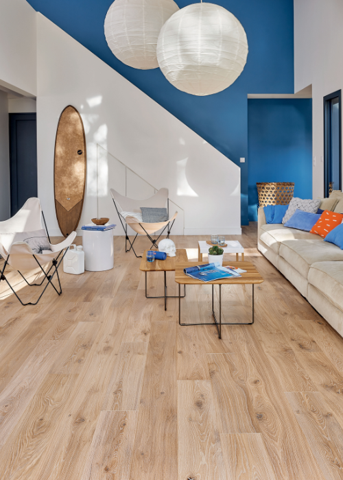 Appreciators of beautiful materials and meticulous details will be impressed by the brushed and oiled finish with a very natural appearance; slightly worn and bleached, this wood floor cannot pass unnoticed. With its 184 mm wide planks, both modern and authentic, it is suitable for new interiors, as well as for renovation projects. 