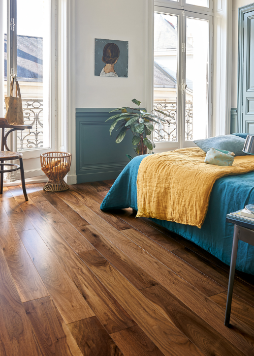 Flooring that’s unique. The black veined core of American walnut gives this flooring a high decorative value. In fact, its warm colour and character almost make it an item of furniture in its own right – so give it plenty of opportunity to express itself. 