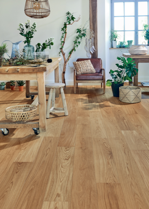 With wide planks, a natural colour and a matt finish, this lacquered wood floor is the perfect compromise between a classic and modern style. When installed in your home, it seems as if it is in osmosis with the surrounding nature. When installed in a room and combined with a refined decoration, it is impossible to turn down its invitation to recharge your batteries.