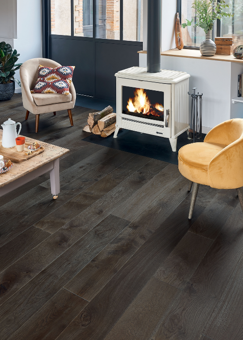 Dressing your interior in wood is somewhat like inviting nature into your home! And this stable relationship will always feel good! With its long and XXL wide plank version, this dark wood floor immediately sets the scene. Timeless. Elegant.